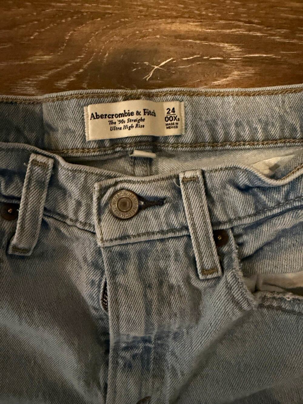 Abercrombie & Fitch Women’s 90s Straight Ultra High Rise Jeans Blue Light 24